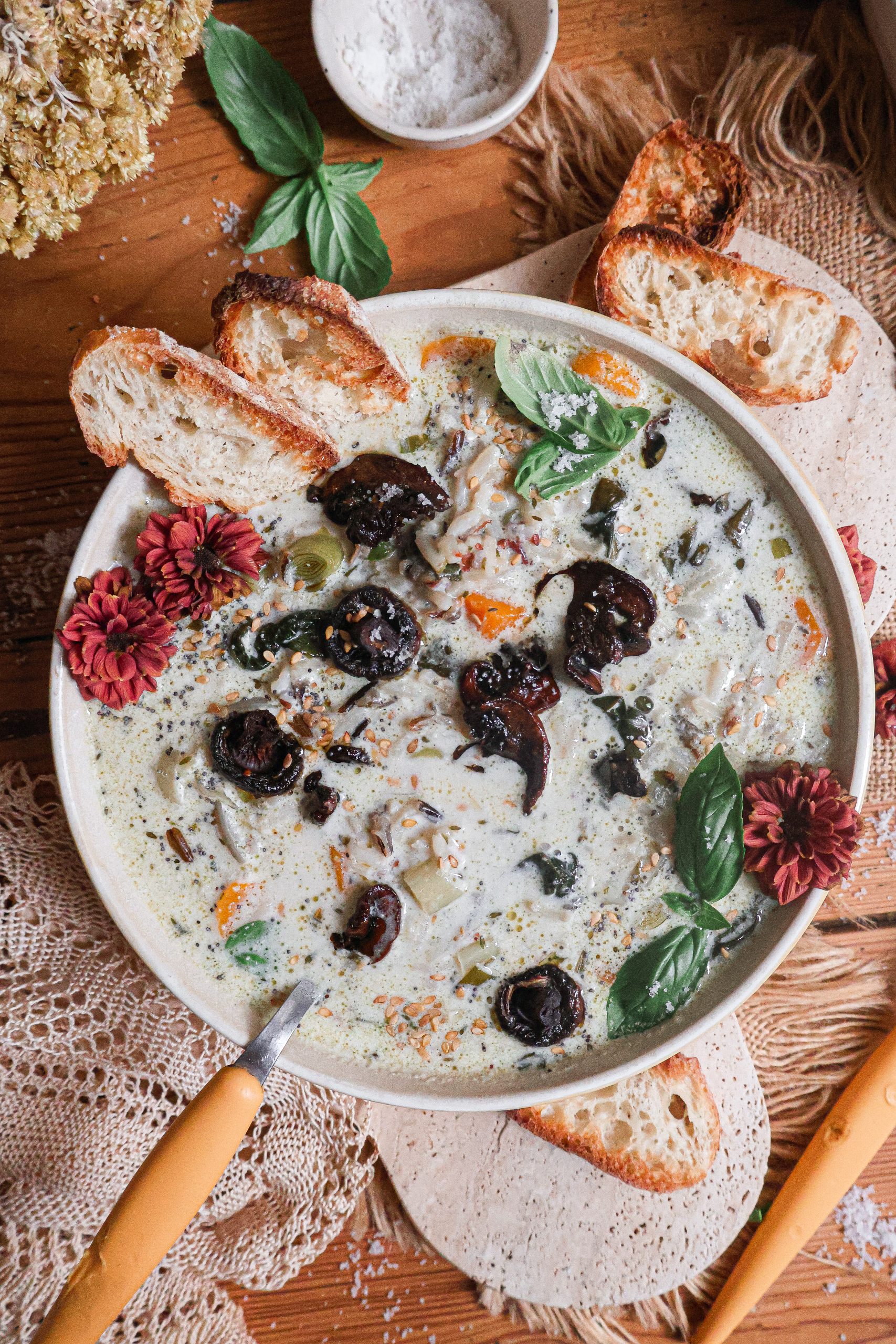 Soupe Vegan de Riz Sauvage, Légumes et Champignons