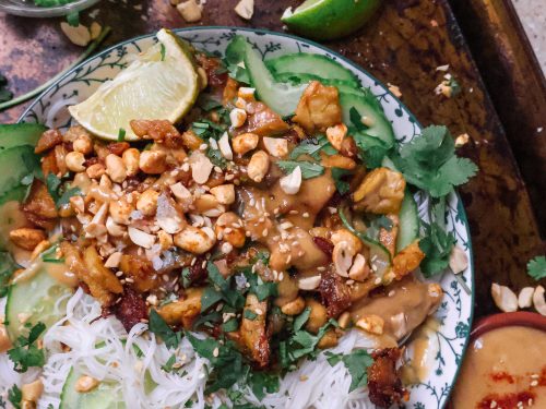 Bol Vegan de Nouilles Thaï au Tempeh & Cacahuète