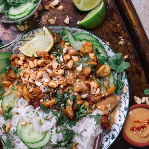 Bol Vegan de Nouilles Thaï au Tempeh & Cacahuète