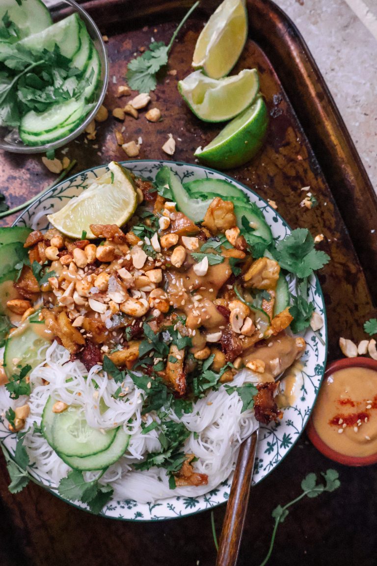 Bol Vegan de Nouilles Thaï au Tempeh & Cacahuète