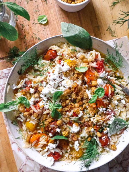 Salade de Tomates Rôties, Orzo et Feta Vegan