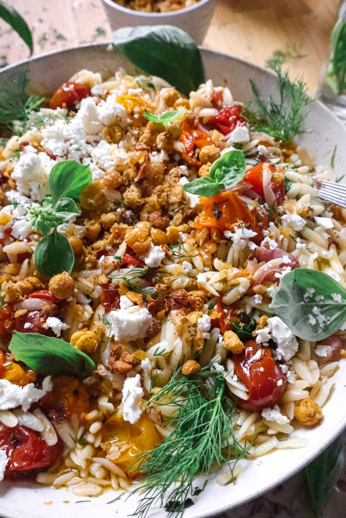 Salade de Tomates Rôties, Orzo et Feta Vegan