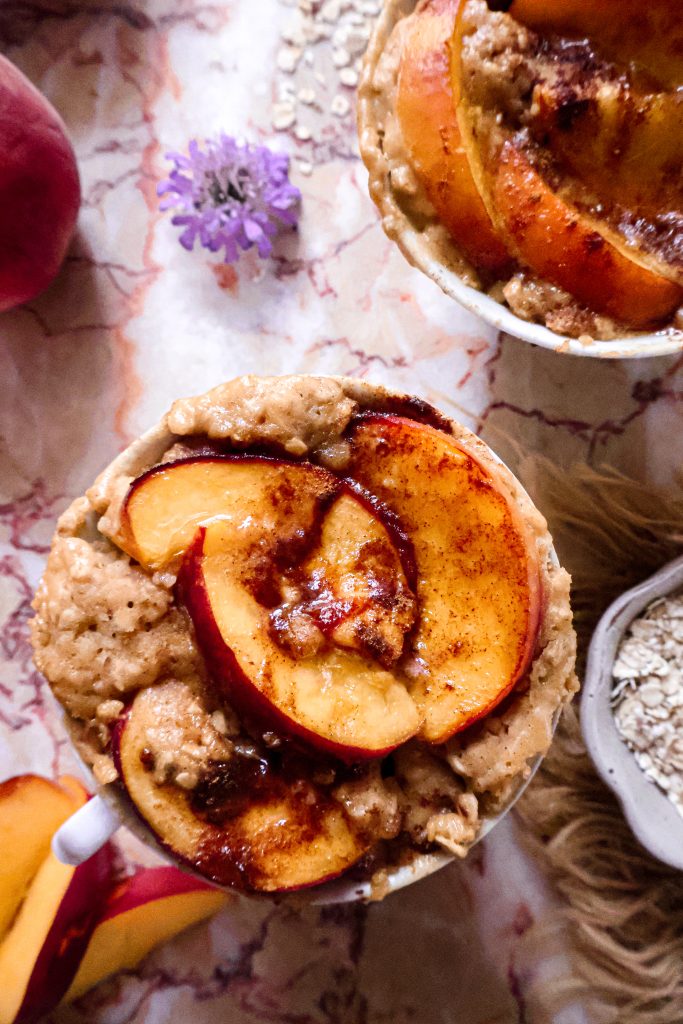 Mug Cake Vegan à la Pêche et à la Cannelle