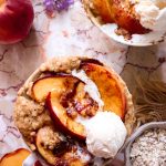 Mug Cake Vegan à la Pêche et à la Cannelle