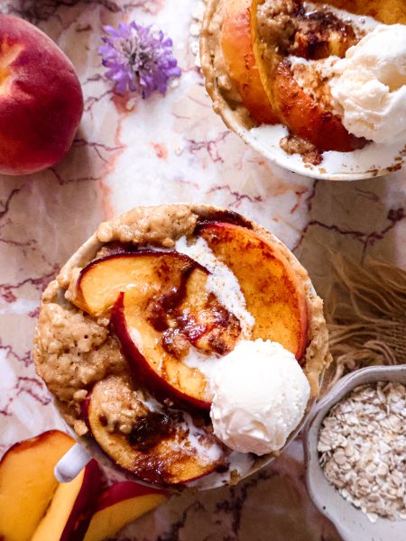 Mug Cake Vegan à la Pêche et à la Cannelle