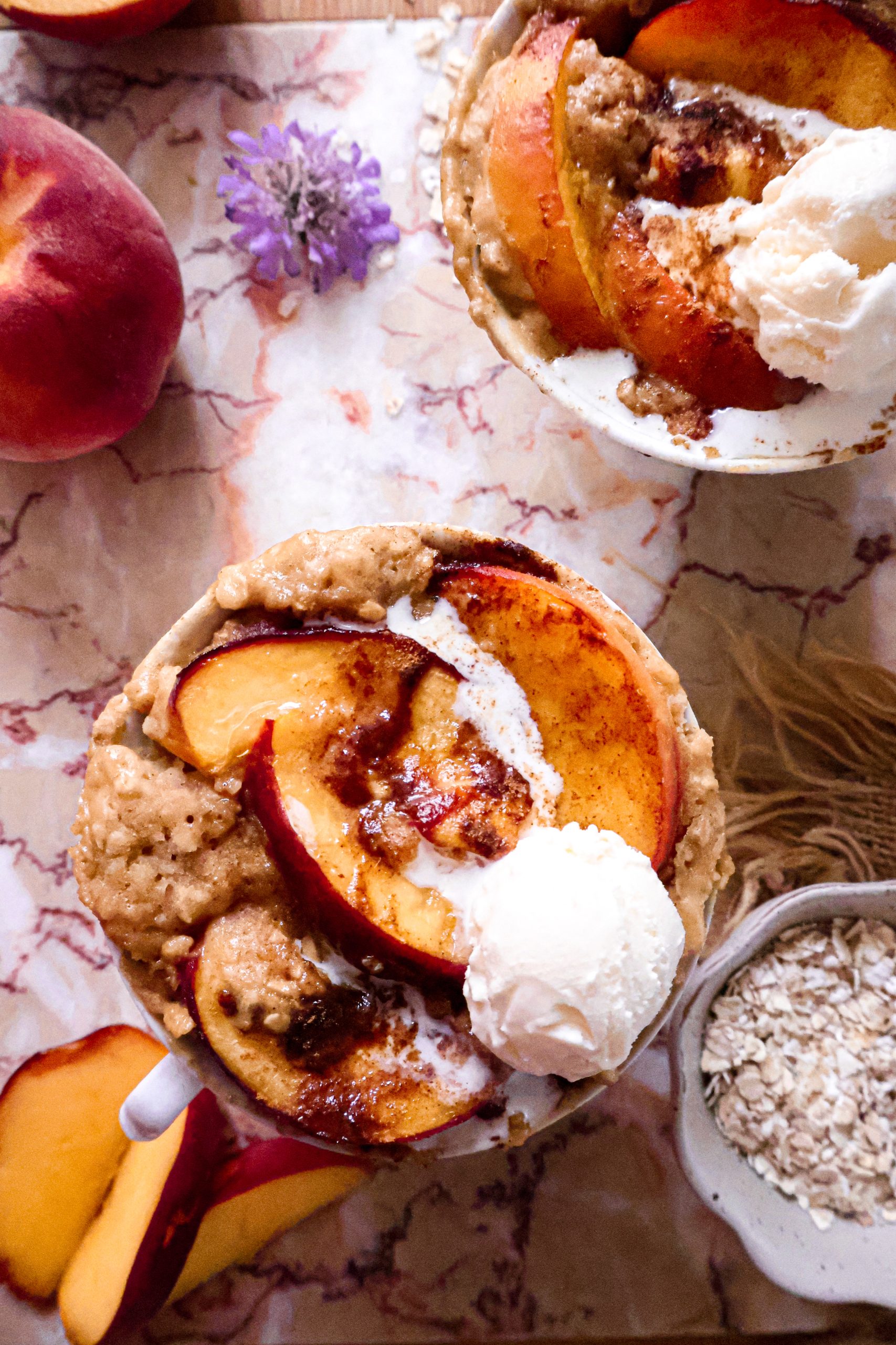 Mug Cake Vegan à la Pêche et à la Cannelle