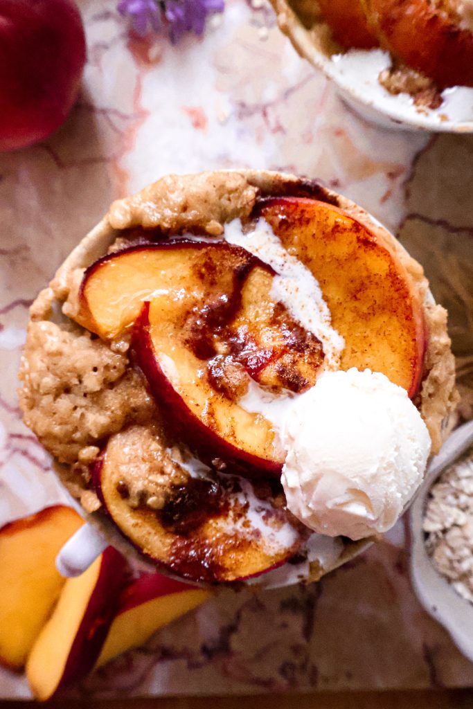 Mug Cake Vegan à la Pêche et à la Cannelle