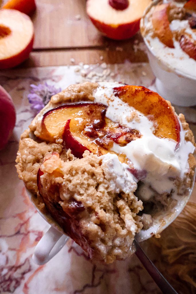 Mug Cake Vegan à la Pêche et à la Cannelle