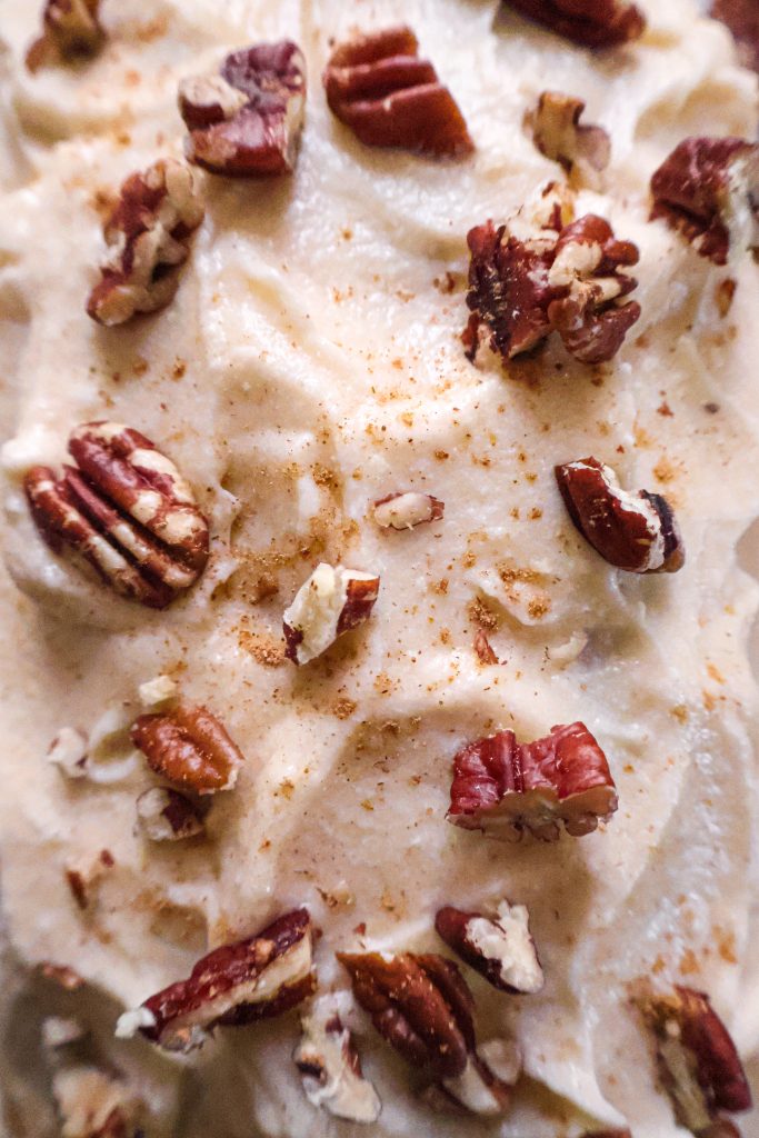 Cake Vegan au Pumpkin Spice et Glaçage au Sirop d’Érable
