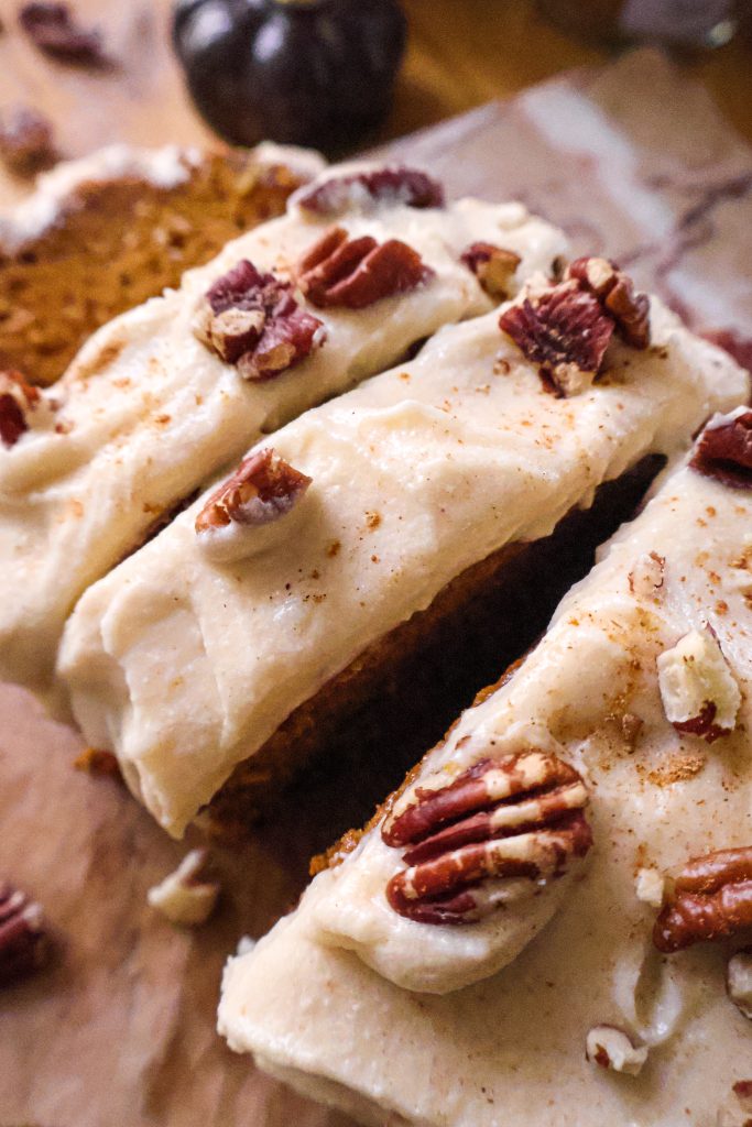 Cake Vegan au Pumpkin Spice et Glaçage au Sirop d’Érable