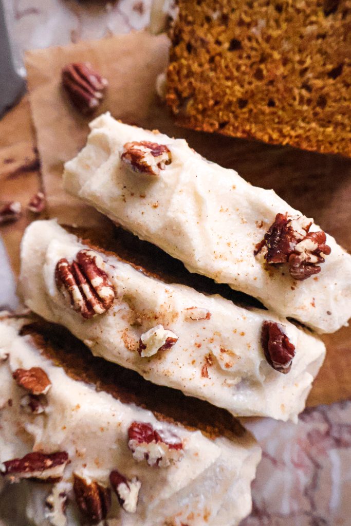 Cake Vegan au Pumpkin Spice et Glaçage au Sirop d’Érable
