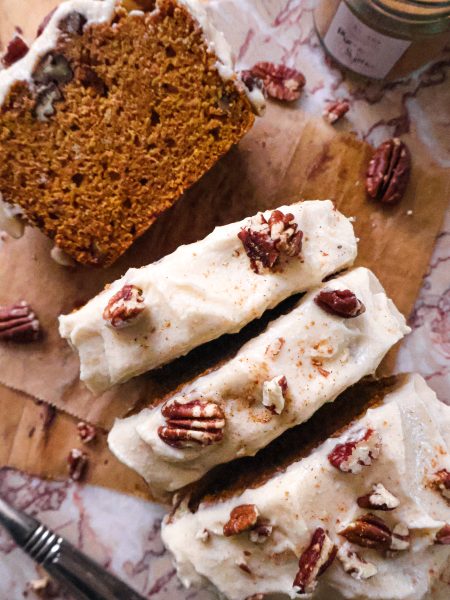 Cake Vegan au Pumpkin Spice et Glaçage au Sirop d’Érable