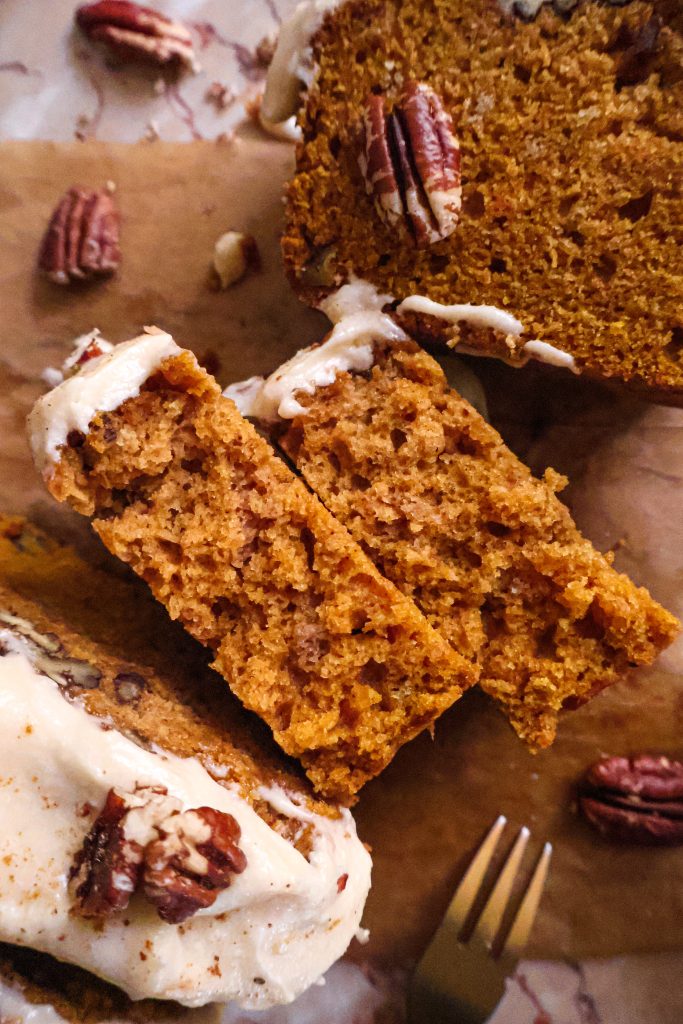 Cake Vegan au Pumpkin Spice et Glaçage au Sirop d’Érable