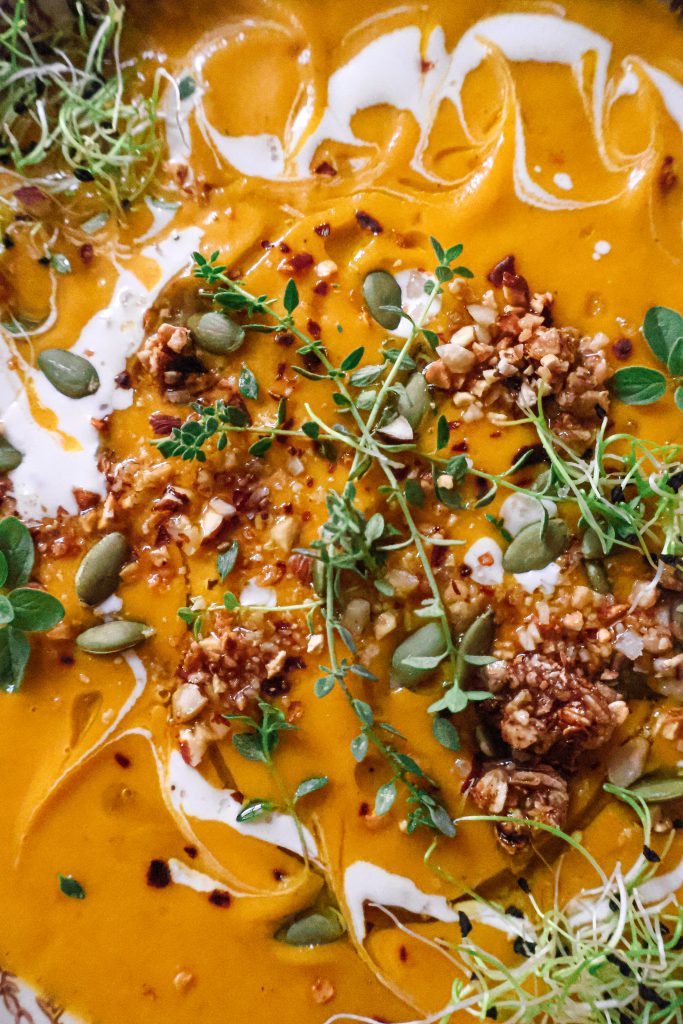 Soupe Vegan de Butternut, Carottes & Patate Douce Rôties au Four