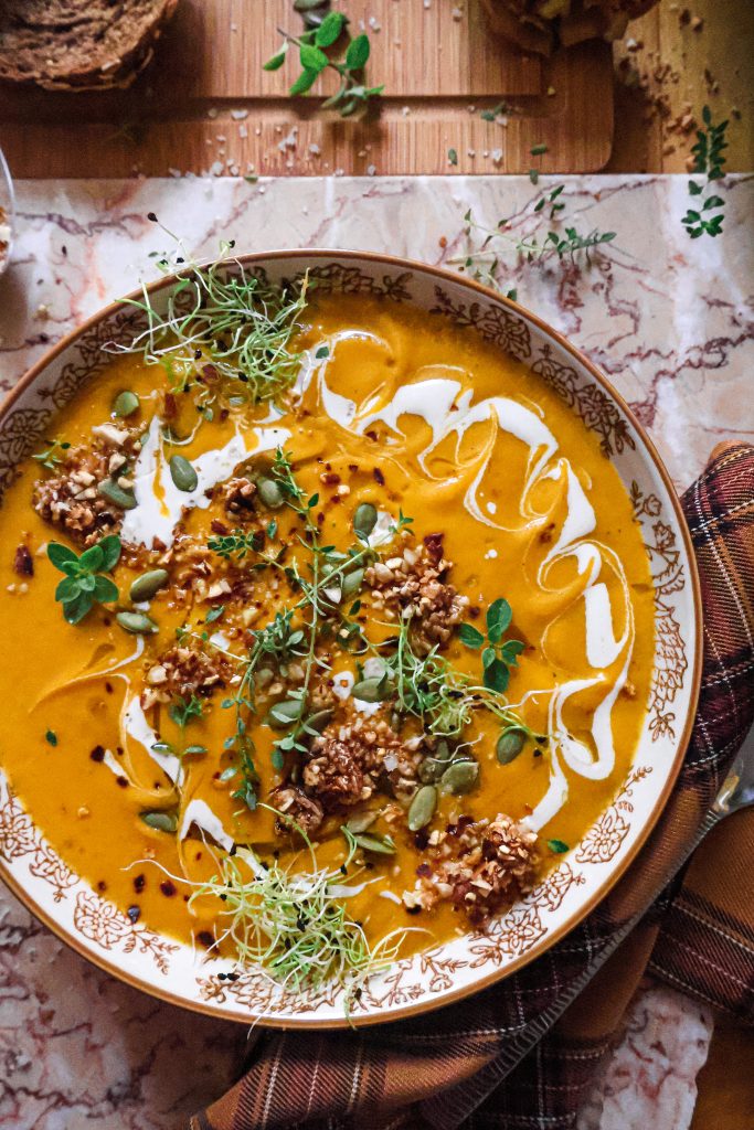Soupe Vegan de Butternut, Carottes & Patate Douce Rôties au Four
