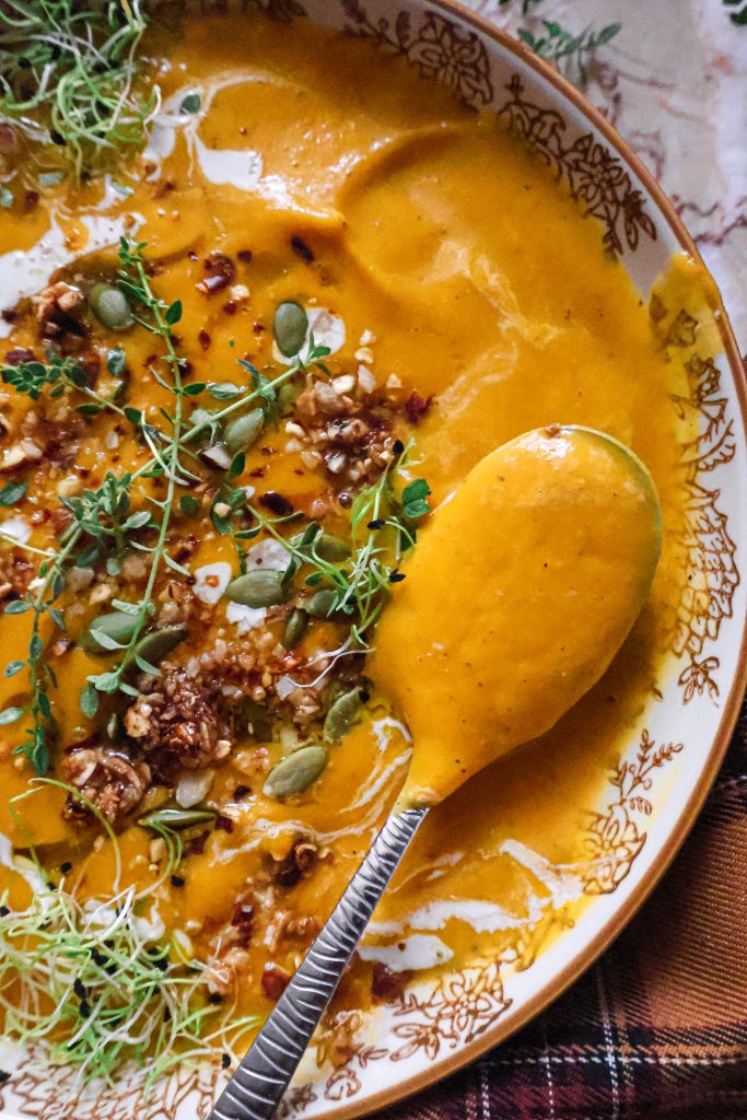 Soupe Vegan de Butternut, Carottes & Patate Douce Rôties au Four