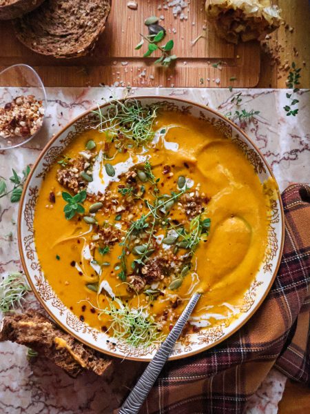 Soupe Vegan de Butternut, Carottes & Patate Douce Rôties au Four