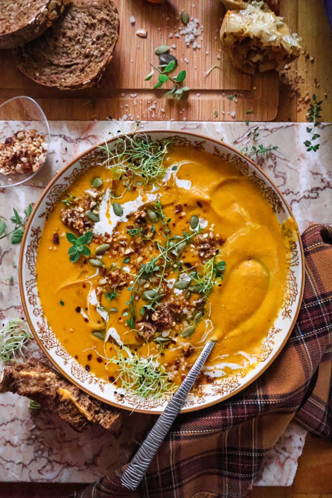 Soupe Vegan de Butternut, Carottes & Patate Douce Rôties au Four